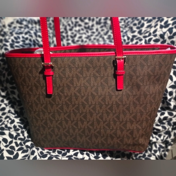 Michael Kors Jet Set Charm in Flame