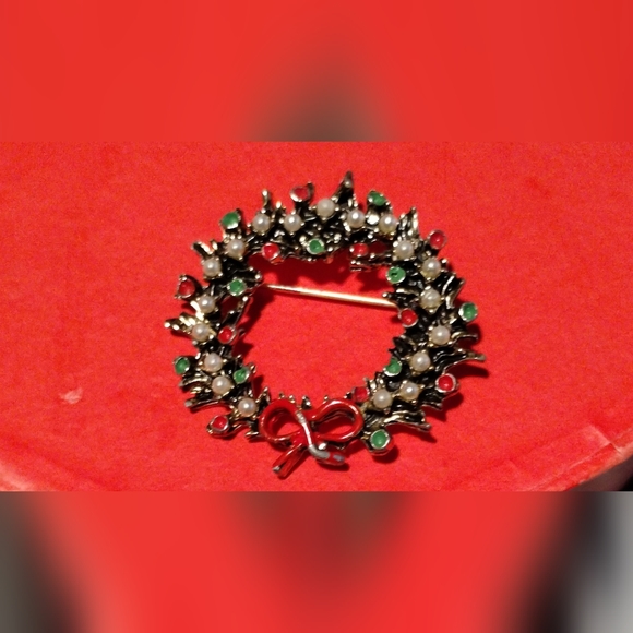 Vintage Holiday Wreath Pin